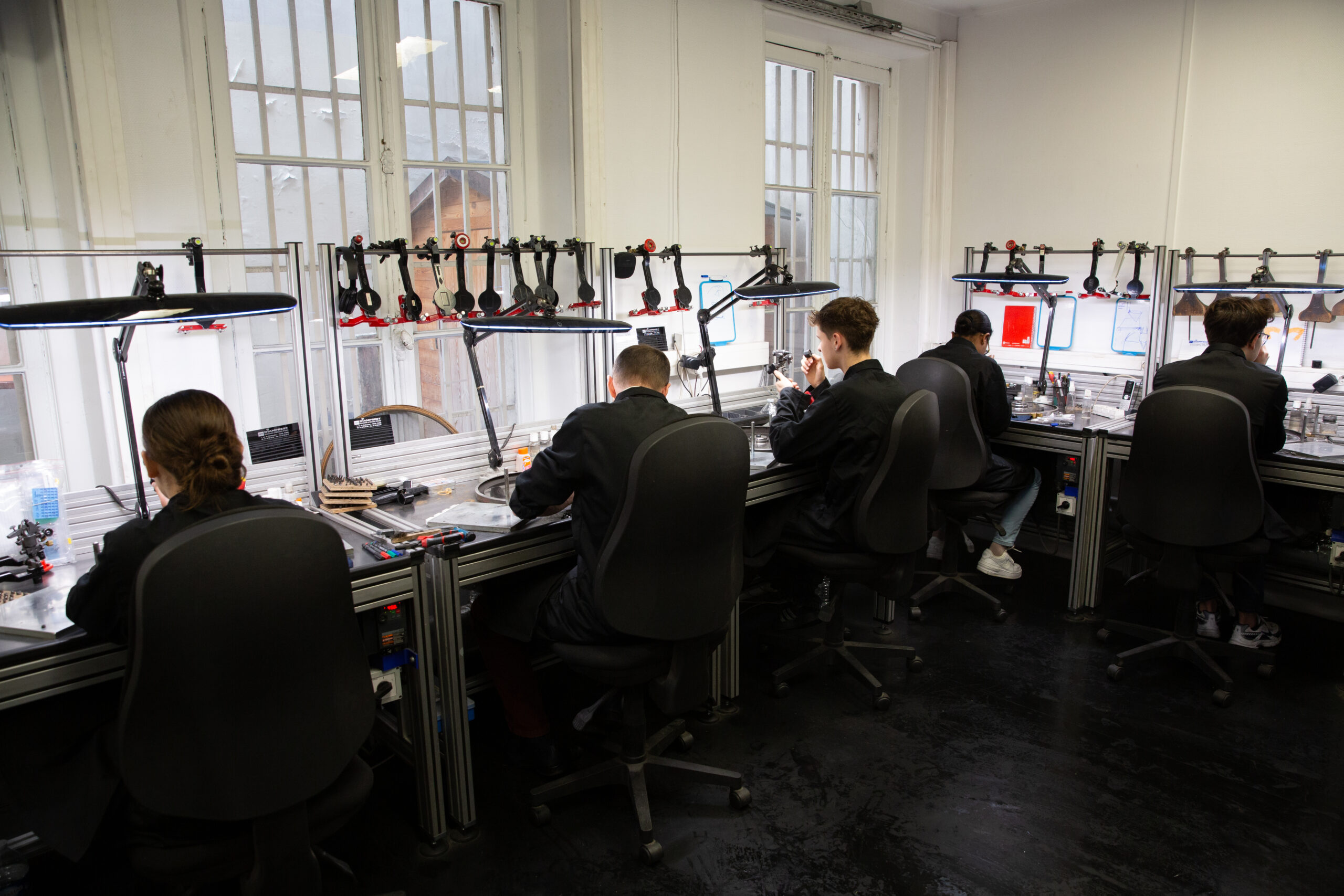 L'atelier de taille H&H à Paris 9e, postes de travail alignés