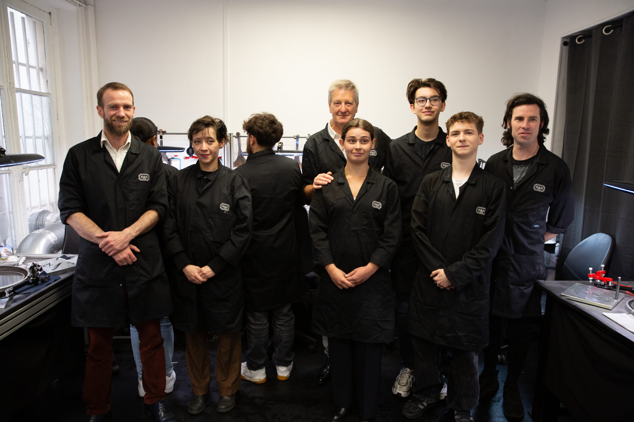 L'équipe H&H Taillerie et ses apprentis réunis dans l'atelier parisien