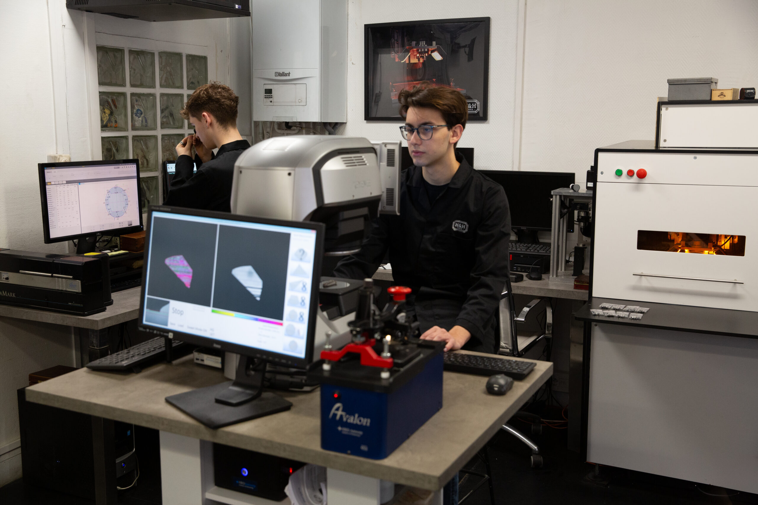 Apprentis H&H formés aux nouveaux outils de mesure et de scan 3D du diamant